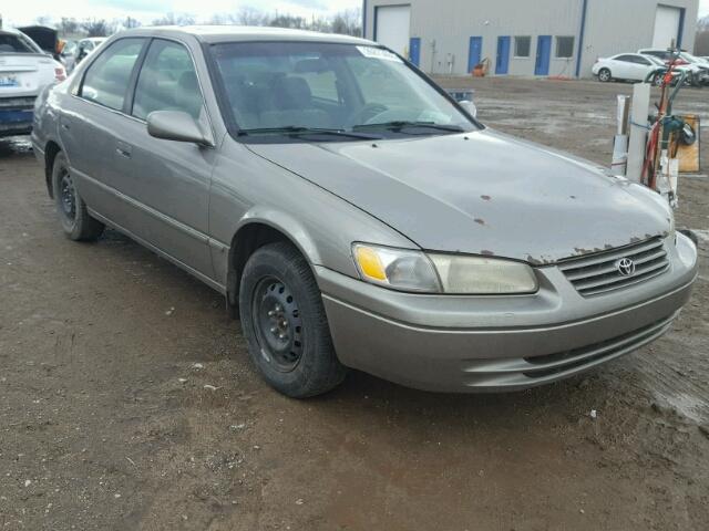 4T1BG22K9WU356653 - 1998 TOYOTA CAMRY CE SILVER photo 1