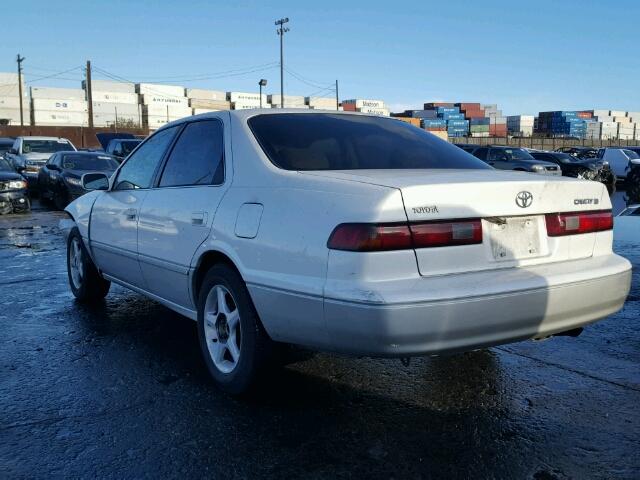 JT2BG22K8X0370596 - 1999 TOYOTA CAMRY LE WHITE photo 3