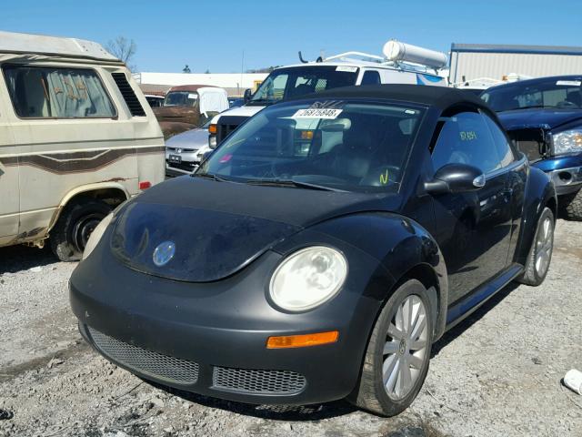 3VWRF31Y68M402784 - 2008 VOLKSWAGEN NEW BEETLE შავი ფოტო 2