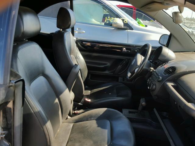 3VWRF31Y68M402784 - 2008 VOLKSWAGEN NEW BEETLE შავი ფოტო 5