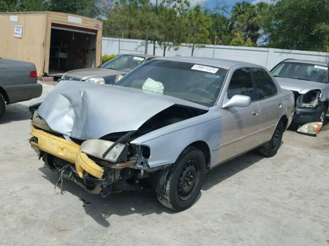 4T1BG12K7TU818259 - 1996 TOYOTA CAMRY DX GRAY photo 2