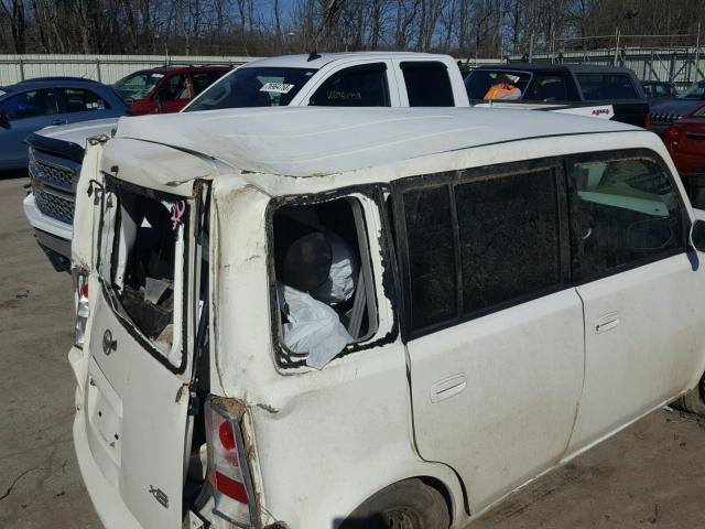 JTLKT324064108822 - 2006 TOYOTA SCION XB WHITE photo 9