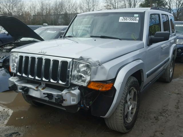 1J8HG48KX9C558437 - 2009 JEEP COMMANDER SILVER photo 2