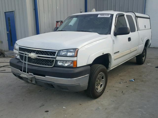 1GCHK29U75E322580 - 2005 CHEVROLET SILVERADO WHITE photo 2