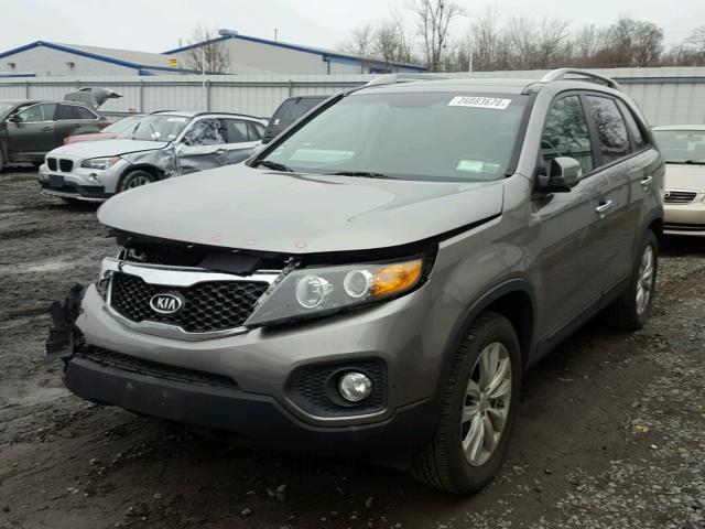 5XYKU4A28BG046273 - 2011 KIA SORENTO EX GRAY photo 2