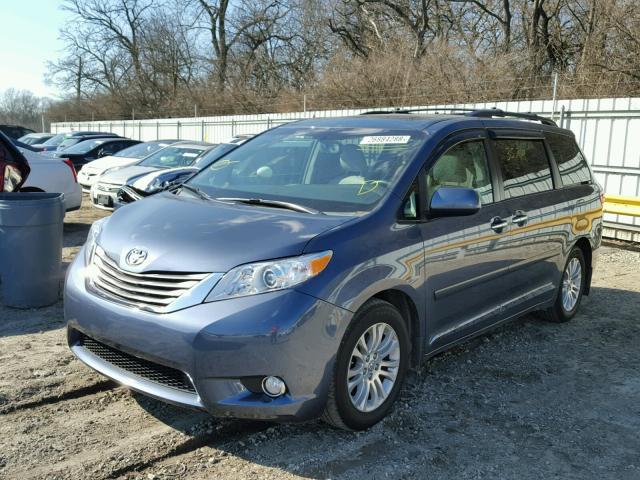 5TDYK3DC9FS555294 - 2015 TOYOTA SIENNA XLE BLUE photo 2