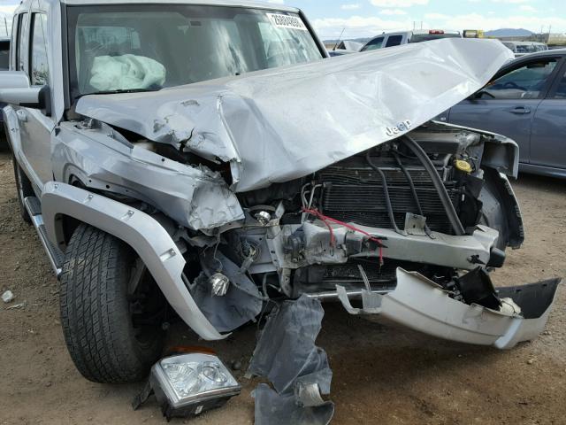 1J8HH58T89C542118 - 2009 JEEP COMMANDER SILVER photo 9
