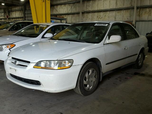 1HGCG665XXA097602 - 1999 HONDA ACCORD LX WHITE photo 2