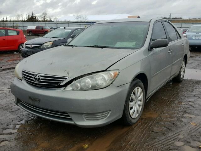 4T1BE32K95U502561 - 2005 TOYOTA CAMRY LE GREEN photo 2