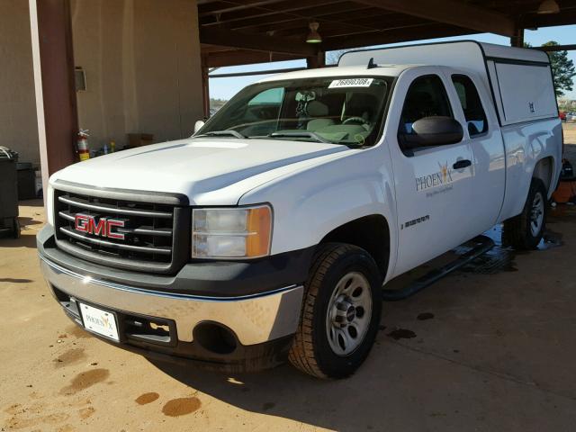 1GTEC19X28Z214708 - 2008 GMC SIERRA C15 WHITE photo 2