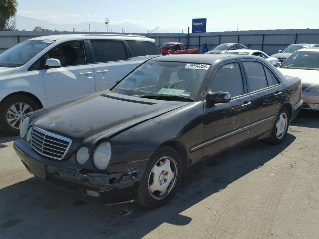 WDBJF65J9YB124368 - 2000 MERCEDES-BENZ E 320 BLACK photo 2