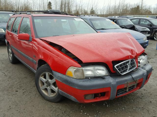 YV1LZ5643W2525443 - 1998 VOLVO V70 XC RED photo 1