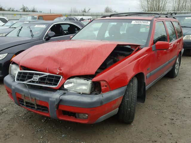 YV1LZ5643W2525443 - 1998 VOLVO V70 XC RED photo 2