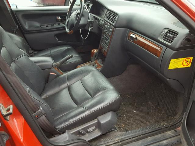 YV1LZ5643W2525443 - 1998 VOLVO V70 XC RED photo 5