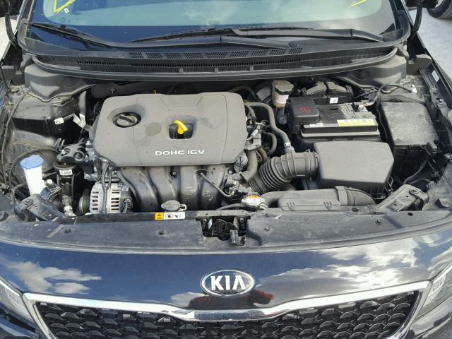 3KPFL4A78HE102623 - 2017 KIA FORTE LX BLACK photo 7