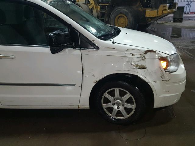 2A4RR5DXXAR343627 - 2010 CHRYSLER TOWN & COU WHITE photo 9