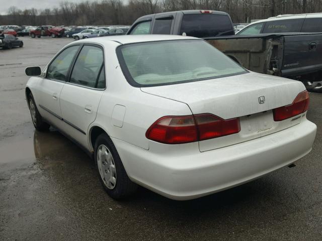 1HGCG5640XA038950 - 1999 HONDA ACCORD LX WHITE photo 3