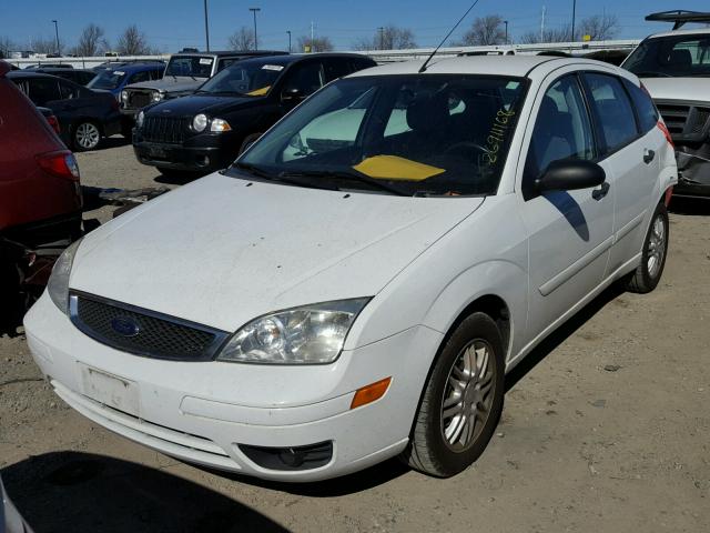 1FAHP37N07W113851 - 2007 FORD FOCUS ZX5 WHITE photo 2