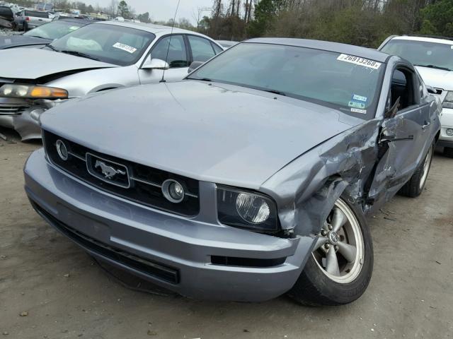 1ZVHT80N765245682 - 2006 FORD MUSTANG GRAY photo 2