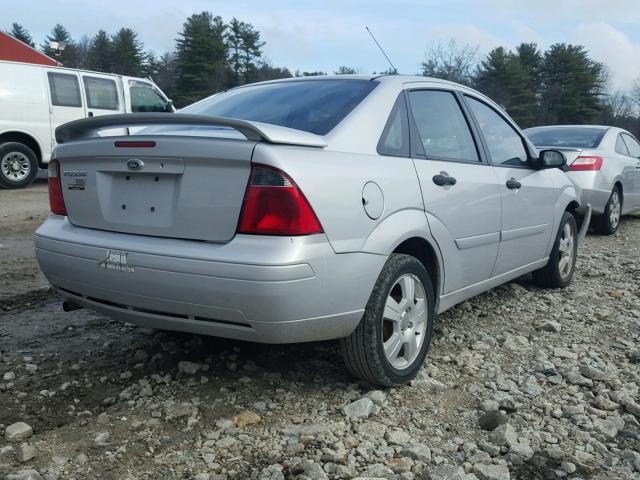 1FAHP34N37W295470 - 2007 FORD FOCUS ZX4 SILVER photo 4