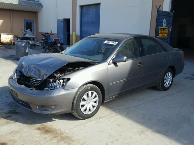 4T1BE32K45U518733 - 2005 TOYOTA CAMRY LE GRAY photo 2