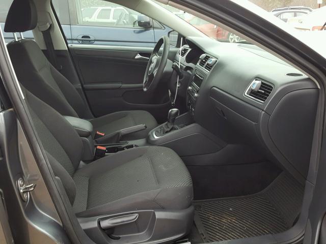 3VW2K7AJXEM424242 - 2014 VOLKSWAGEN JETTA BASE 灰色 照片 5