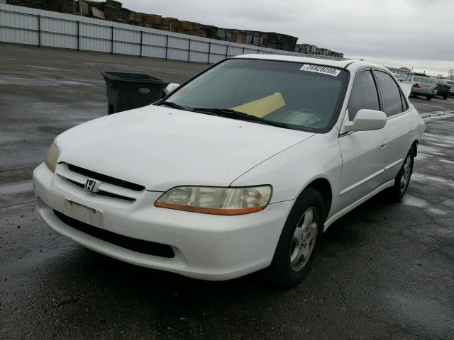 1HGCG1653YA097915 - 2000 HONDA ACCORD EX WHITE photo 2