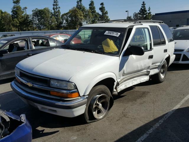 1GNCS13W312207203 - 2001 CHEVROLET BLAZER WHITE photo 2