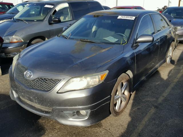 4T1BF3EK7BU600718 - 2011 TOYOTA CAMRY BASE GRAY photo 2