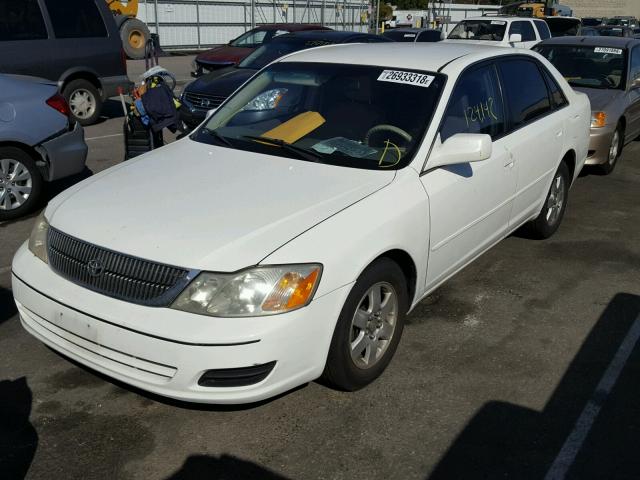 4T1BF28B7YU085413 - 2000 TOYOTA AVALON XL WHITE photo 2