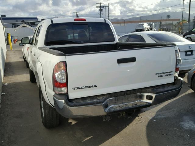 3TMJU4GN0FM187523 - 2015 TOYOTA TACOMA DOU WHITE photo 3