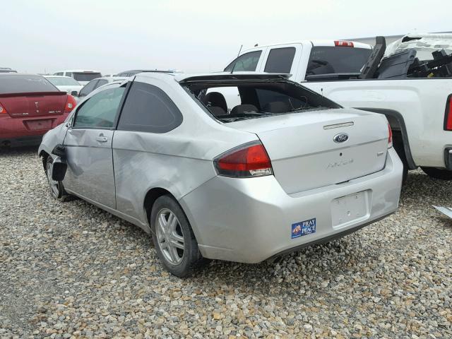 1FAHP33NX9W209785 - 2009 FORD FOCUS SES SILVER photo 3