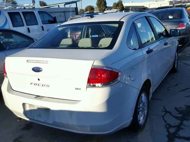 1FAHP35N59W148388 - 2009 FORD FOCUS SE WHITE photo 4