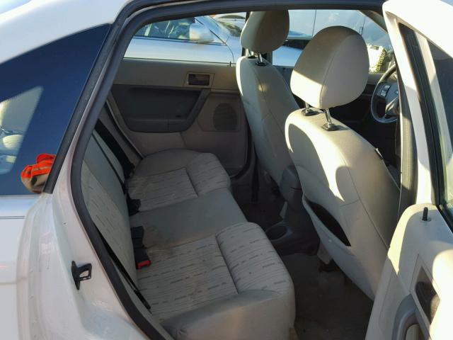 1FAHP35N59W148388 - 2009 FORD FOCUS SE WHITE photo 6