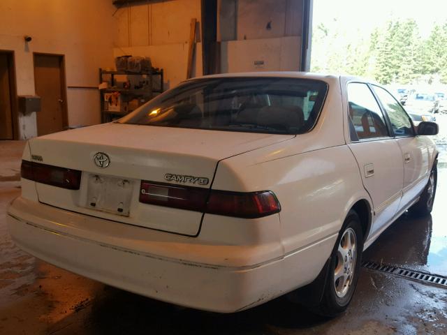 JT2BG28K8W0138327 - 1998 TOYOTA CAMRY LE WHITE photo 4