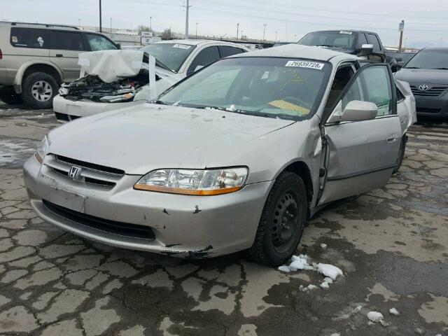 1HGCG5546XA125690 - 1999 HONDA ACCORD LX SILVER photo 2