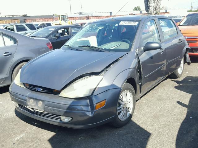 3FAFP37Z03R191411 - 2003 FORD FOCUS ZX5 GRAY photo 2