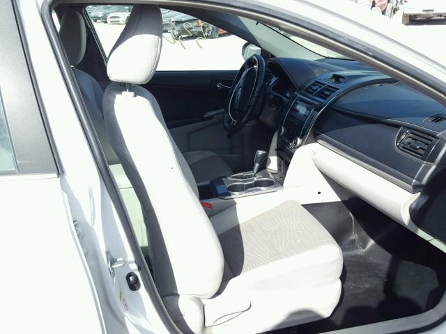 4T1BD1FK3CU011191 - 2012 TOYOTA CAMRY HYBR WHITE photo 5