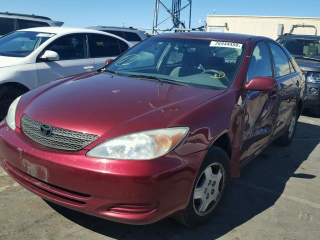 4T1BF30K82U004086 - 2002 TOYOTA CAMRY LE RED photo 2