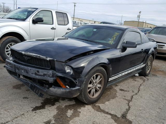 1ZVFT80NX55175620 - 2005 FORD MUSTANG BLACK photo 2