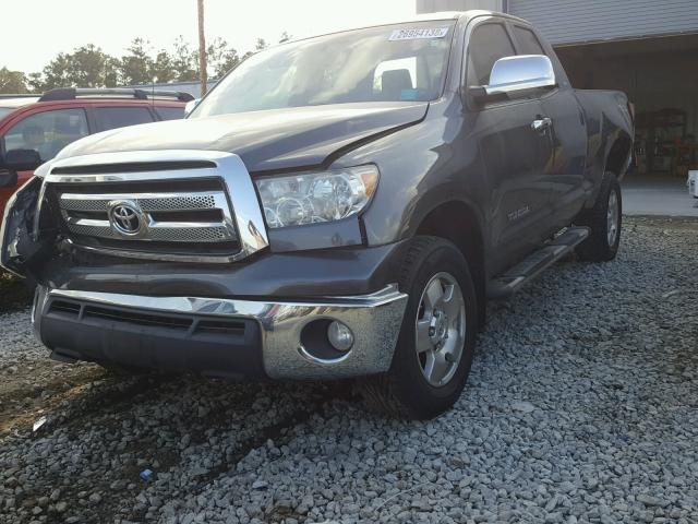 5TFRM5F14DX053726 - 2013 TOYOTA TUNDRA DOU GRAY photo 2