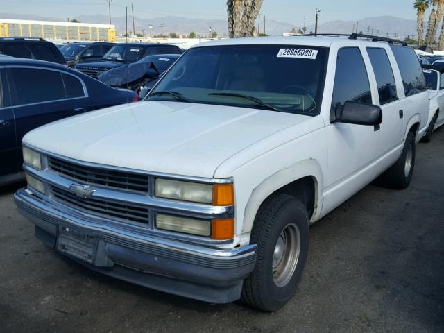 1GBEC16R7VJ361885 - 1997 CHEVROLET SUBURBAN C WHITE photo 2