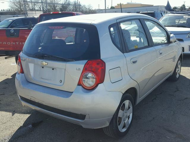 KL1TD66E19B343206 - 2009 CHEVROLET AVEO LS SILVER photo 4