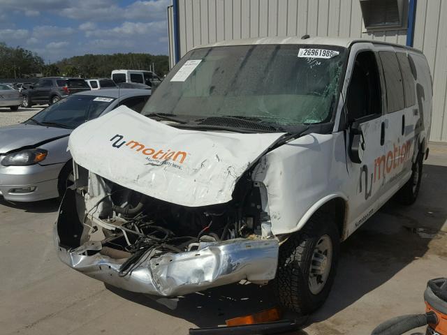 1GCWGFFA9B1140280 - 2011 CHEVROLET EXPRESS G2 WHITE photo 2