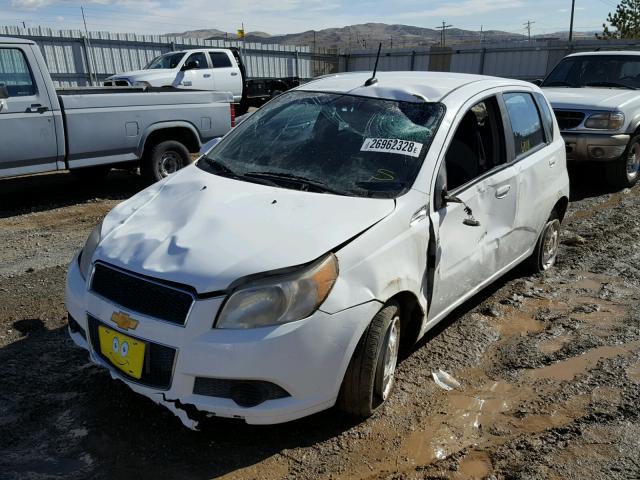 KL1TD66E29B622891 - 2009 CHEVROLET AVEO LS WHITE photo 2