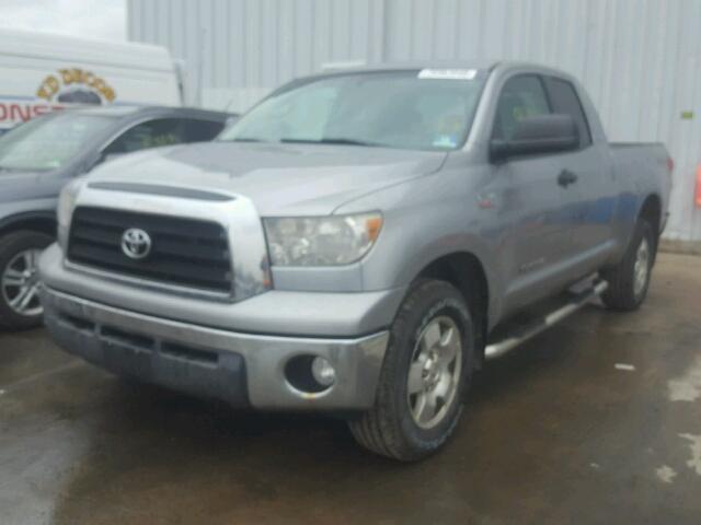 5TBBV54128S508806 - 2008 TOYOTA TUNDRA DOU GRAY photo 2