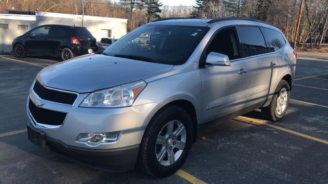 1GNEV23DX9S104618 - 2009 CHEVROLET TRAVERSE L GRAY photo 2