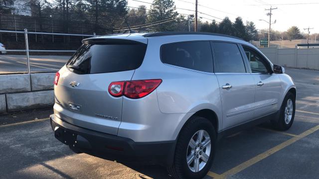 1GNEV23DX9S104618 - 2009 CHEVROLET TRAVERSE L GRAY photo 4