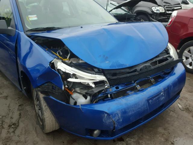 1FAHP3FN2AW152840 - 2010 FORD FOCUS SE BLUE photo 9