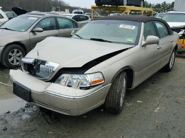 1LNHM81W17Y636765 - 2007 LINCOLN TOWN CAR S GOLD photo 2